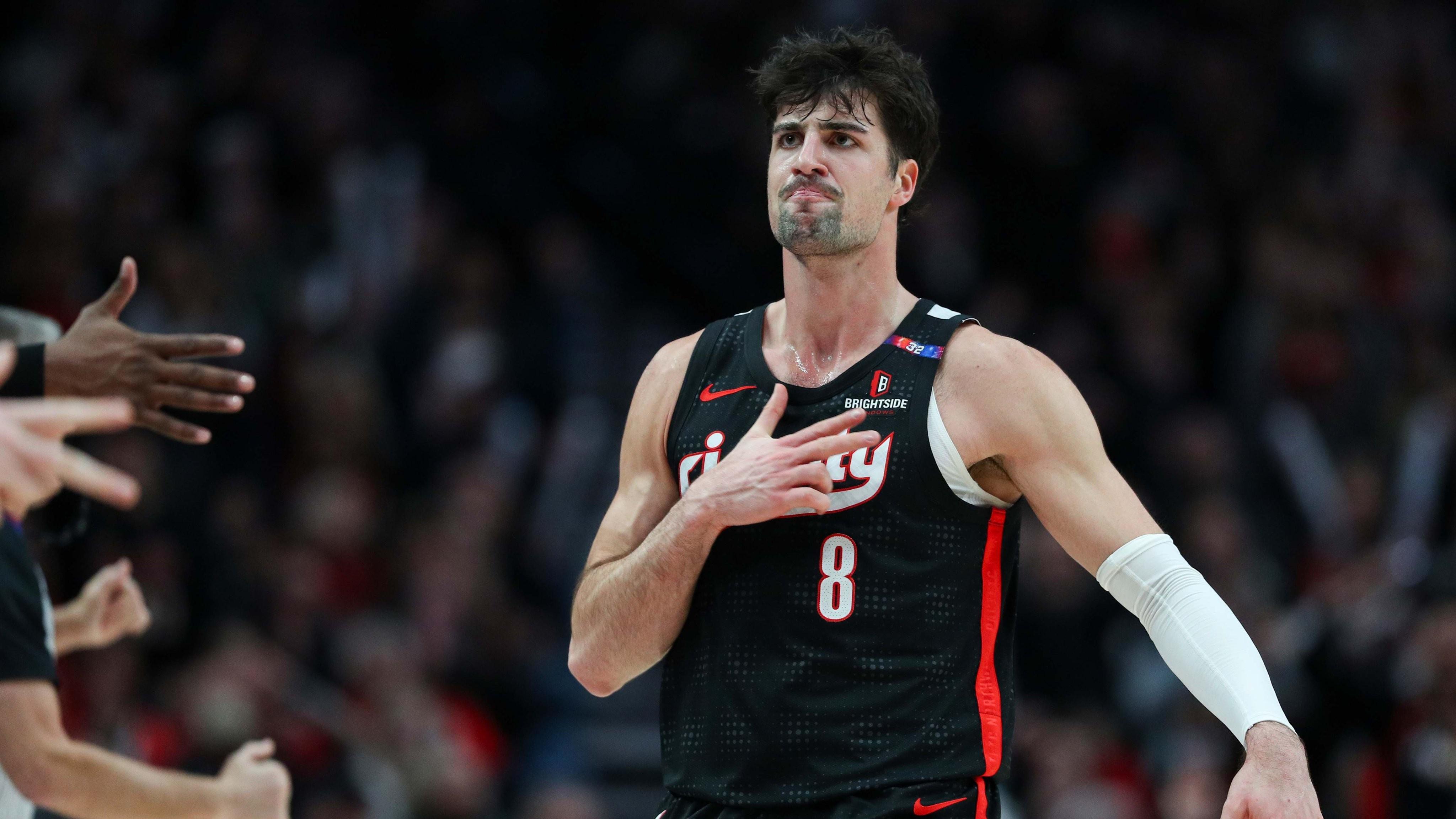 连续5场25分5板5助，阿夫迪亚平利拉德保持的开拓者队史纪录