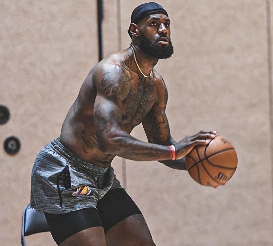 众所周知詹姆斯肌肉覆盖全身，为何却几乎看不到胸肌和腹肌呢？